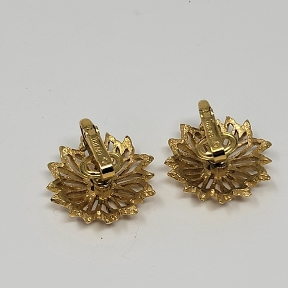 Vintage Trifari Crown Gold Tone Leaves Leaf Brushed Etched Clip On Earrings - Picture 4 of 6